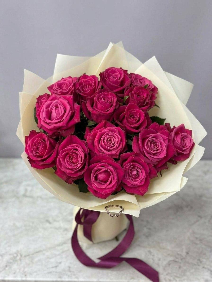 Моно-букет из 19 малиновых роз